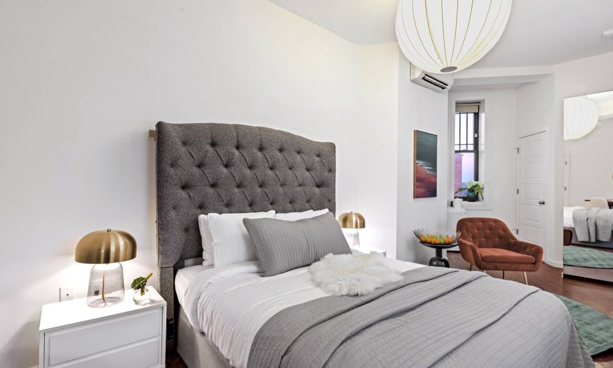 Downtown Baltimore Hotel | Brexton Hotel | Bright & Beautiful Studio