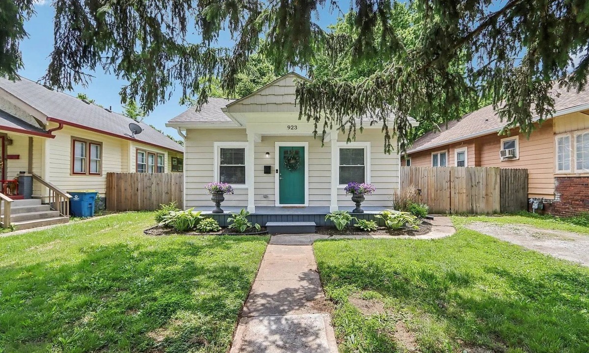Meridian-Kessler House | Bright Bungalow in Prime Location Meridian Kessler