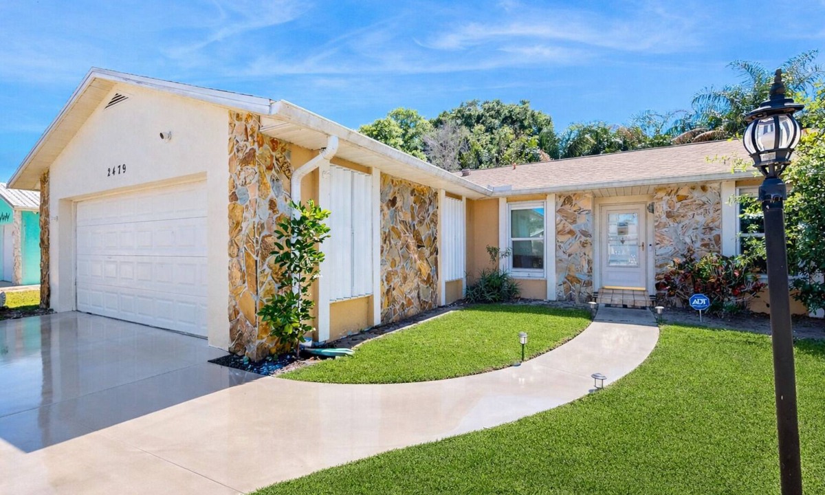 Vero Beach South House | Bright Single‑Level Coastal Stay with Glass Sunroom & Prime Beachside Location! ☀️