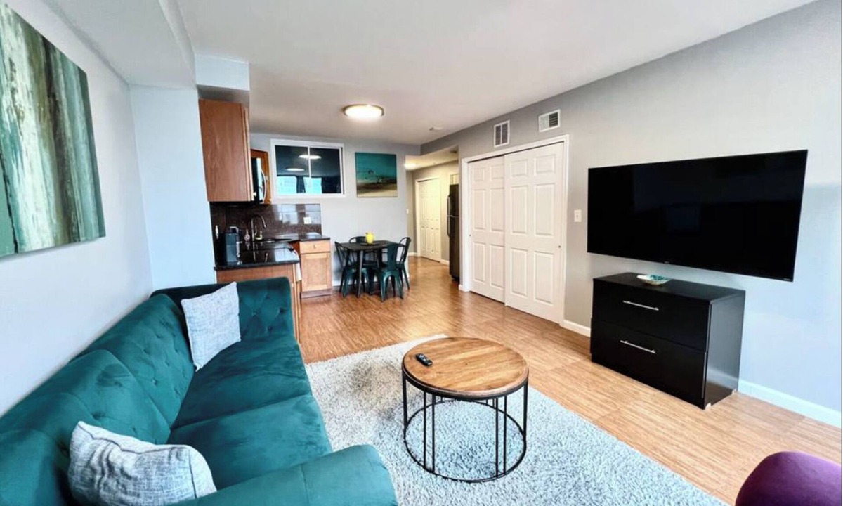 Chinatown Apartment | Bright& Stylish 2bd Apt next to Convention Center