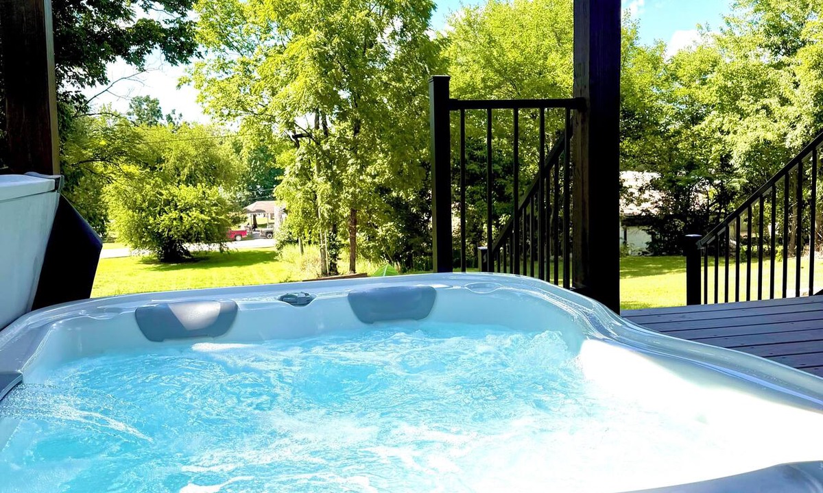 Birch Tree House | Bungalow with Hot Tub in Birch Tree