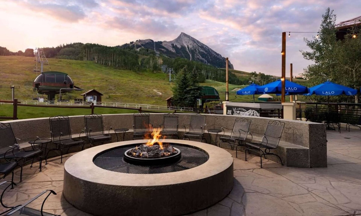 Crested Butte Hotel | By Mt. Crested Butte + Skiing. Restaurant. Spa.