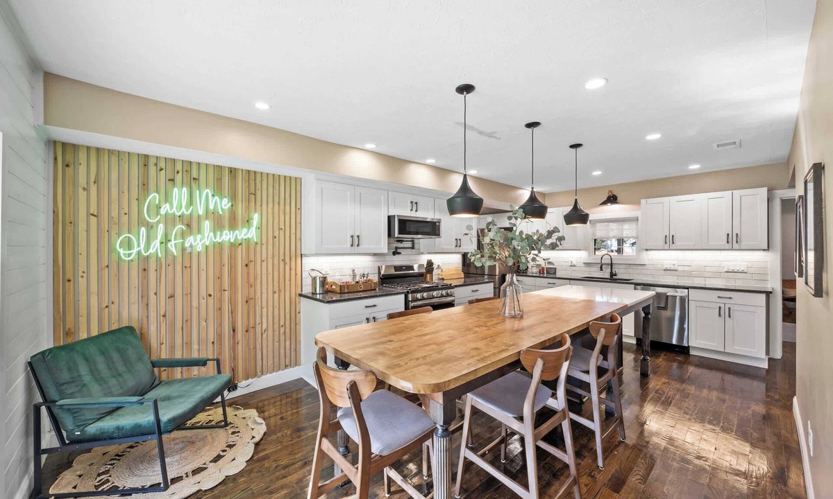 Bardstown House | Call Me Old Fashioned! *Heart of Bardstown Square*
