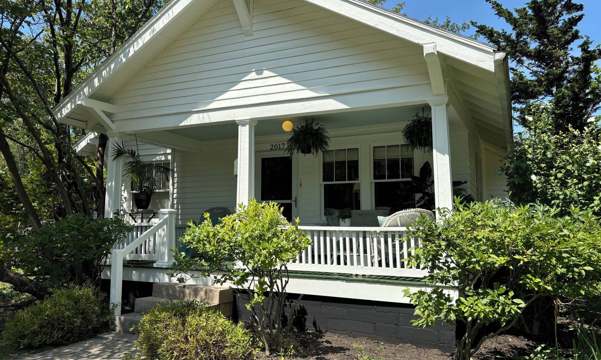 Bloomington Cottage | Campus Cottage 3 blocks to IU