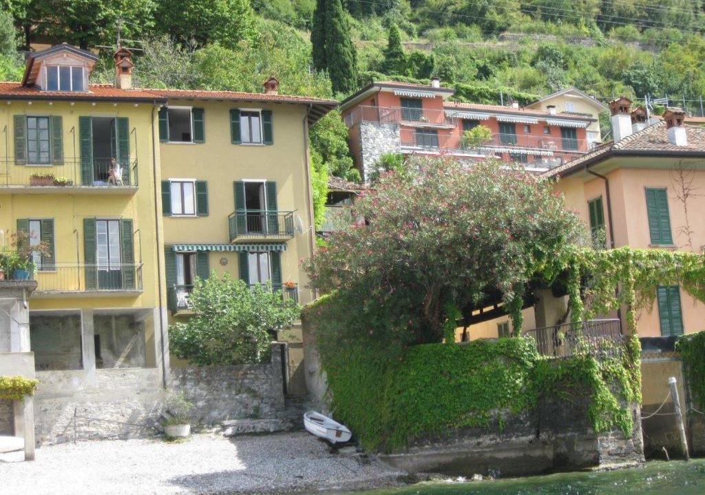 Fiumelatte House | CASA IN RIVA AL LAGO