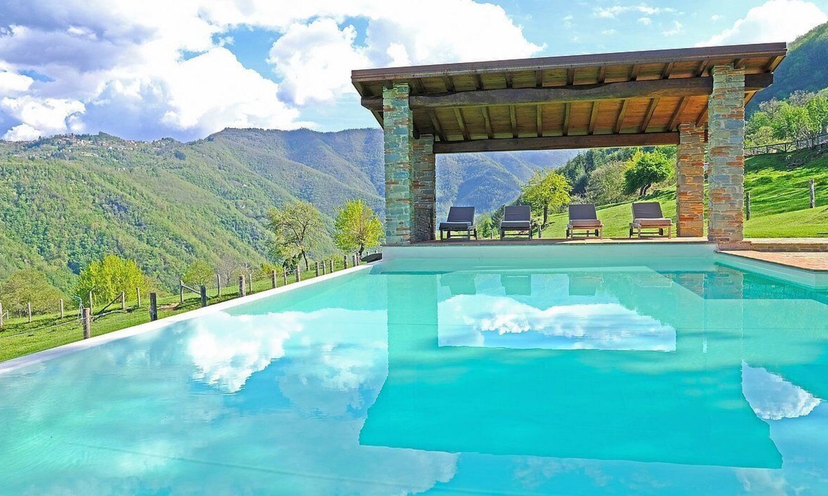 Pieve Fosciana House | Casa Robia B: A characteristic and welcoming apartment that is part of a villa, surrounded by Garfagnana Valley, with Free WI-FI.