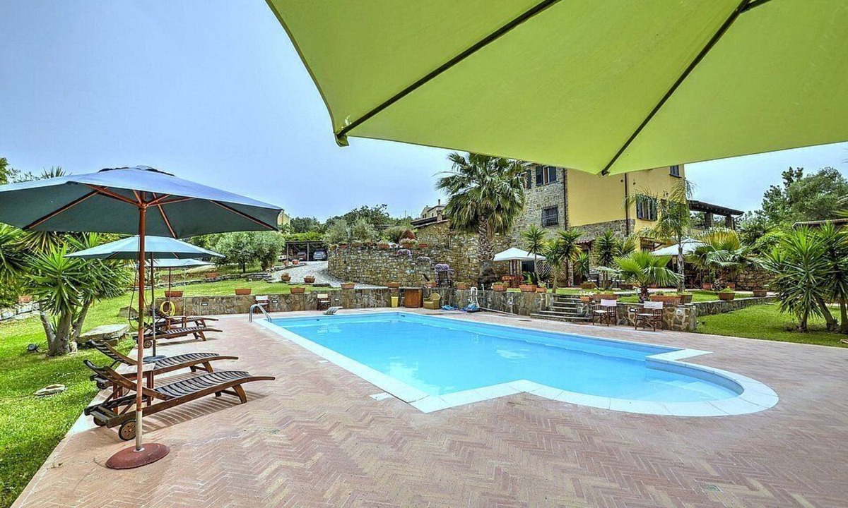 Alani House | Casa Turchino B: A welcoming apartment that is part of a villa situated in a quiet location, surrounded by a wonderful garden, with Free WI-FI.