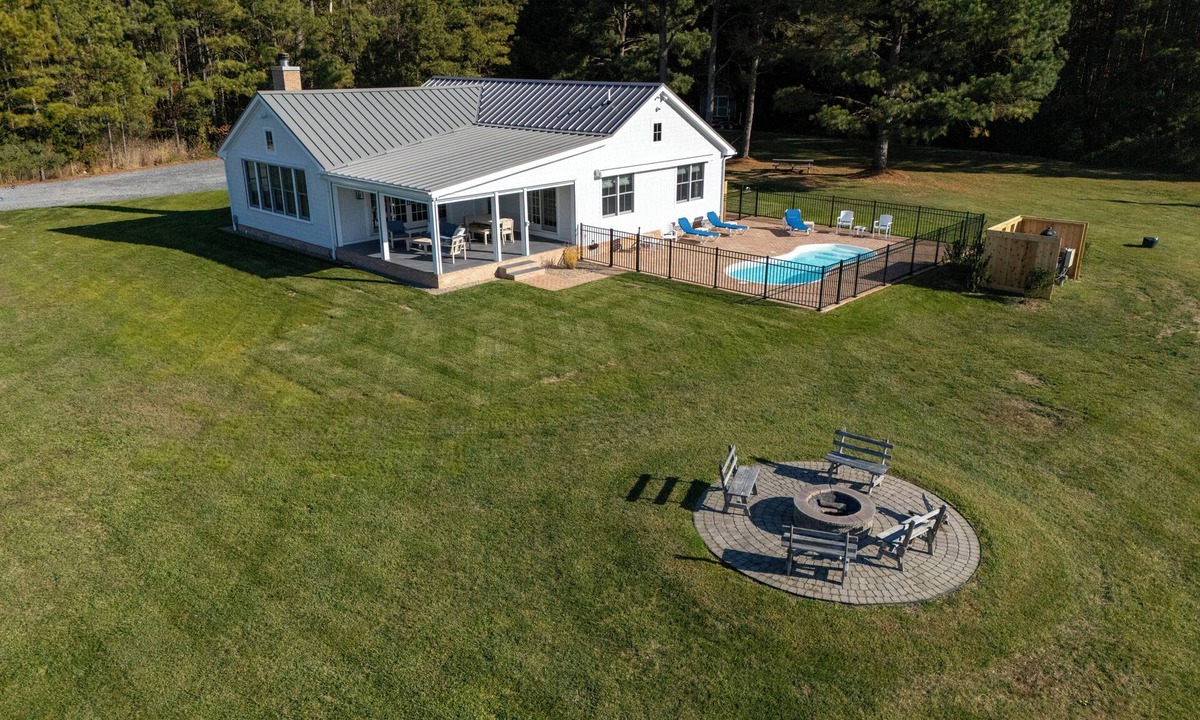Woolford Cottage | Cedar Point 6.5 Acre Waterfront Family Retreat With Pool And Sandy Beach!