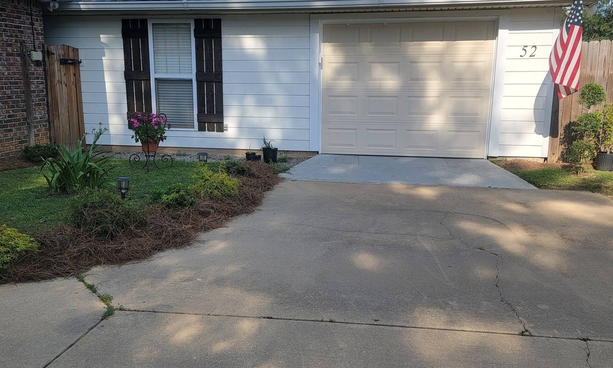 Sumrall Cottage | Charming 2/1 entire house with high speed internet with W/D and garage.