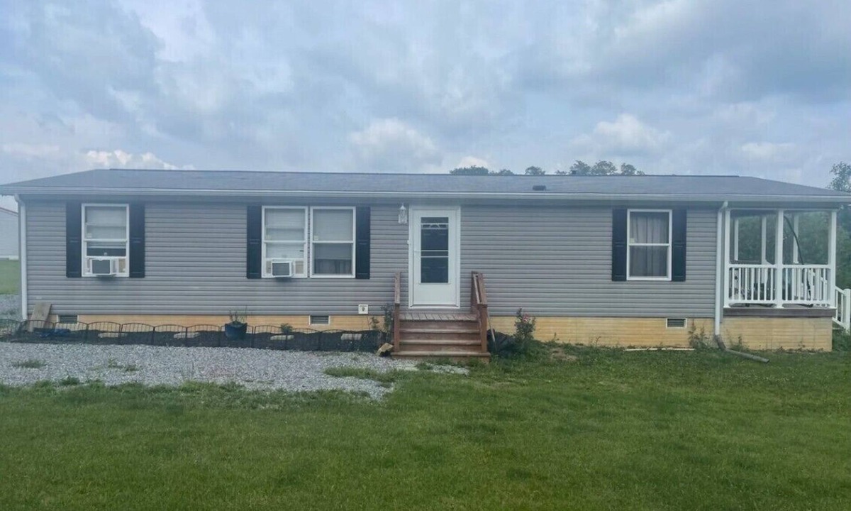 Howard House | Charming 3-bedroom house in lovely Howard with AC, WiFi