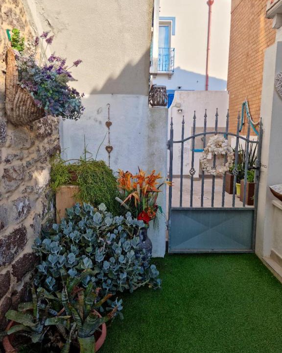 Calasetta Apartment | Charming Apartment Calasetta + Garden