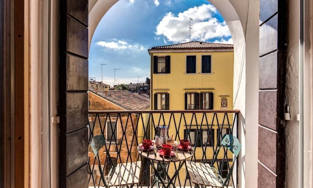 Cannaregio Apartment | Charming apartment with canal view