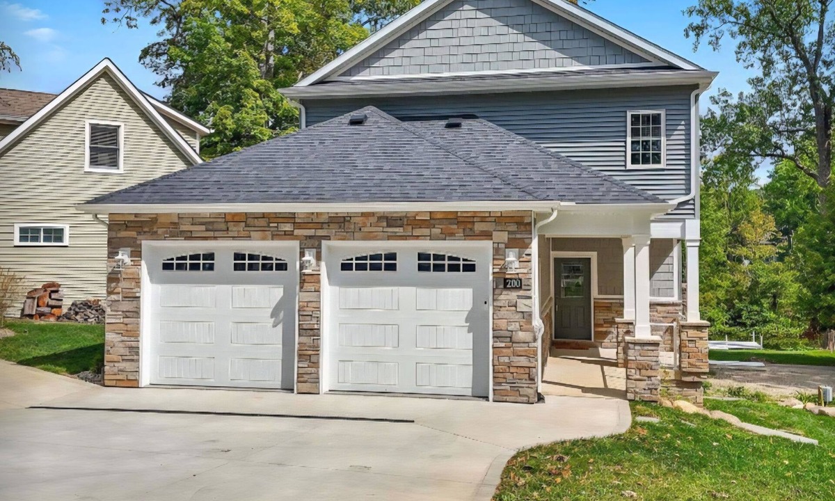 Angola House | Charming Channel Cottage - Room for the entire family!