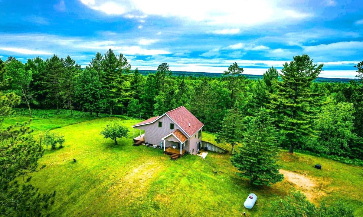 Rapid River Cabin | Charming lodge with 3 bedrooms, 2 bathrooms and amenities
