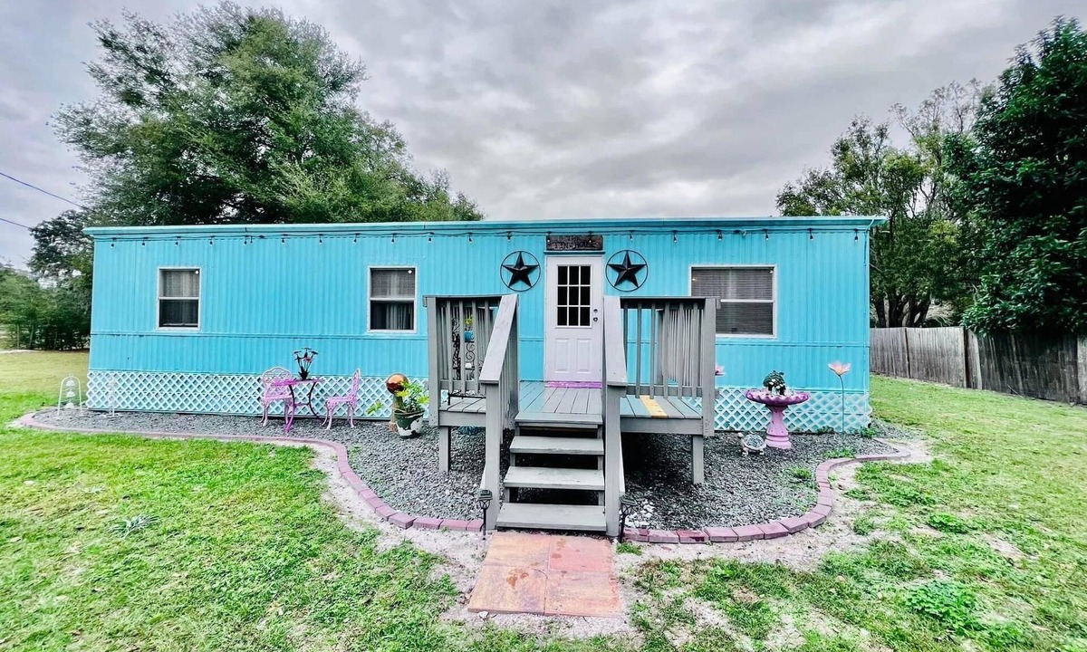 Masaryktown House | Charming mobile home with WiFi and AC in wonderful Masaryktown.