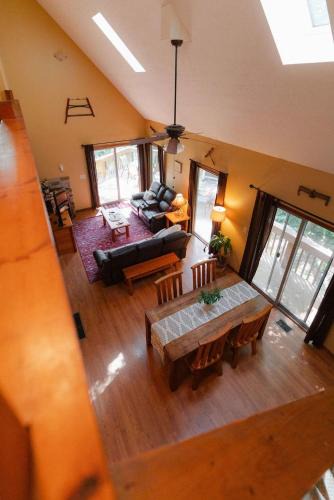 Rockbridge House | Cheerful Two Bdrm Cabin with Hot Tub & Pet Friendly