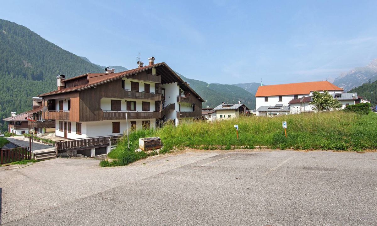 Auronzo di Cadore Apartment | Ciasa 'Valentina' with Mountain View, Balcony and Wi-Fi
