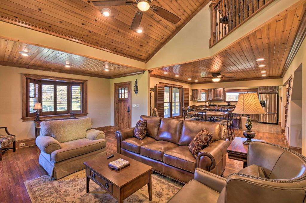 Clarkesville House | Clarkesville Ranch Cabin w/Screened-In Porch!