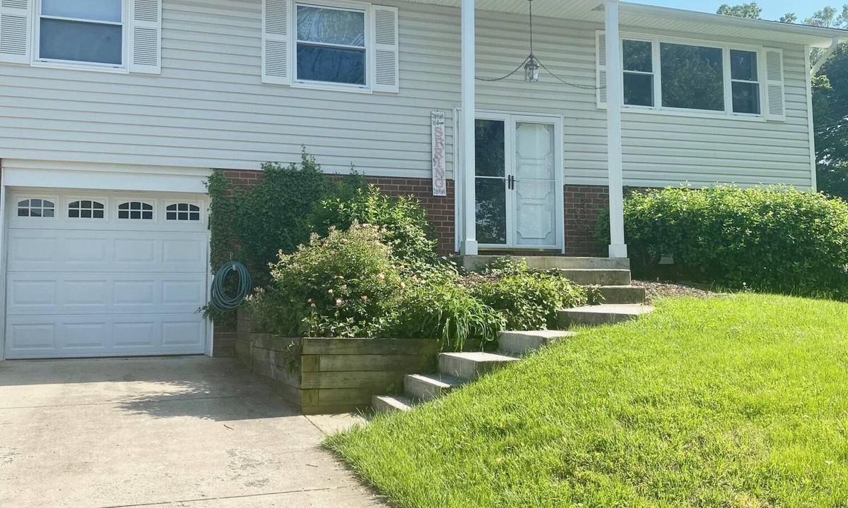 Arnold House | Come Seize the Bay! 4 miles from the Navy Campus