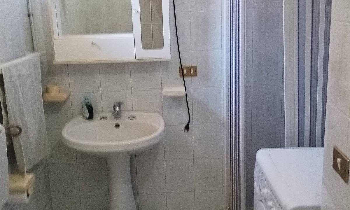 Rosarno Apartment | Comfortable white house in quiet and serviced area, pets allowed