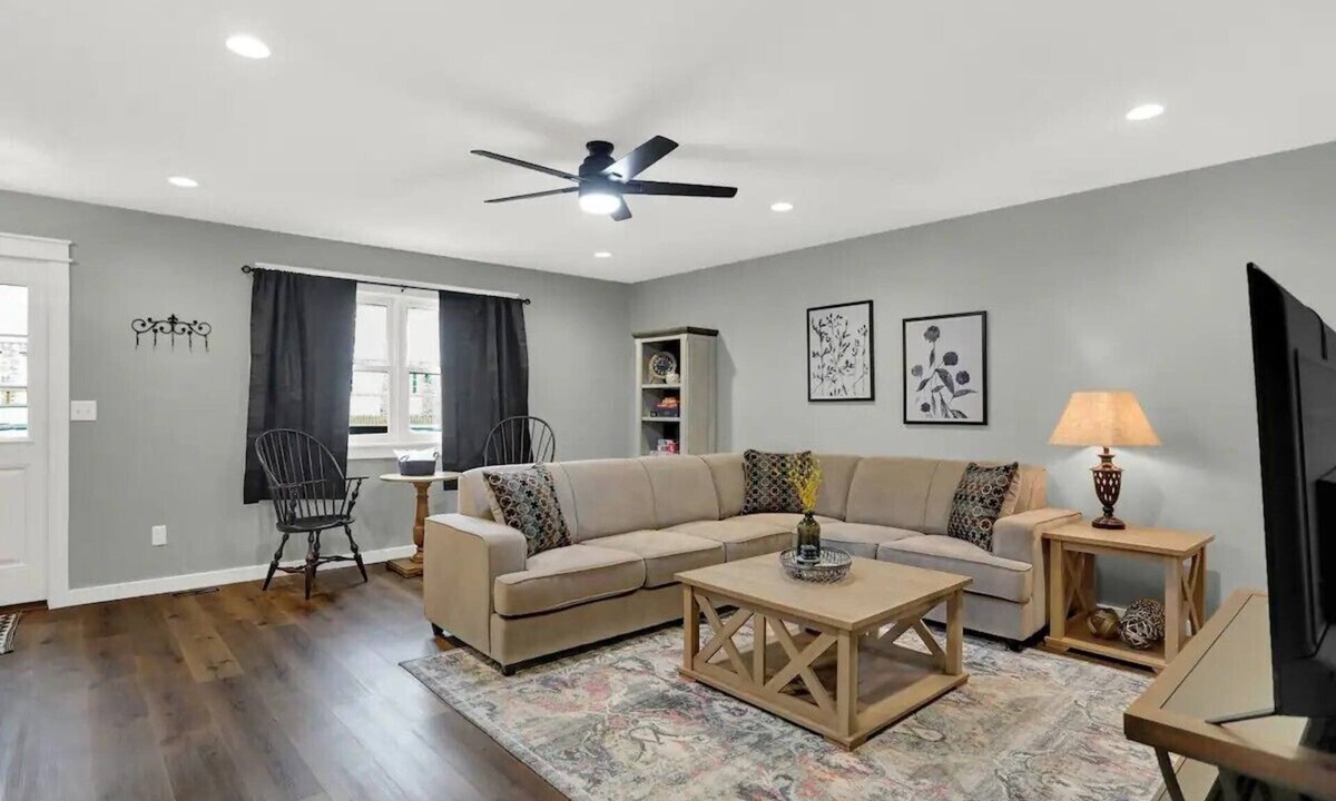 Bloomington Condo | Completely Remodeled 3-bedroom condo in superb Bloomington! Enjoy your stay