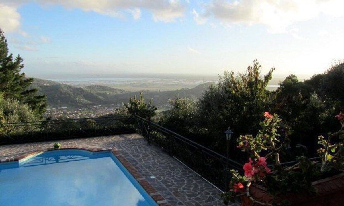 Corsanico-Bargecchia Apartment | Cosy apartment with WIFI, pool, A/C, TV, patio, pets allowed and panoramic view, close to Viareg.