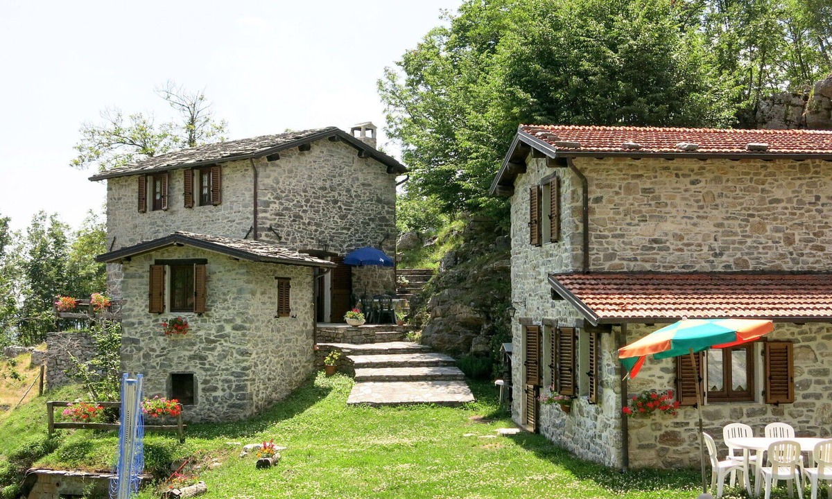 Fabbriche di Vallico Villa | Cosy apartment in villa for 12 people with WIFI, private pool, TV, patio and pets allowed