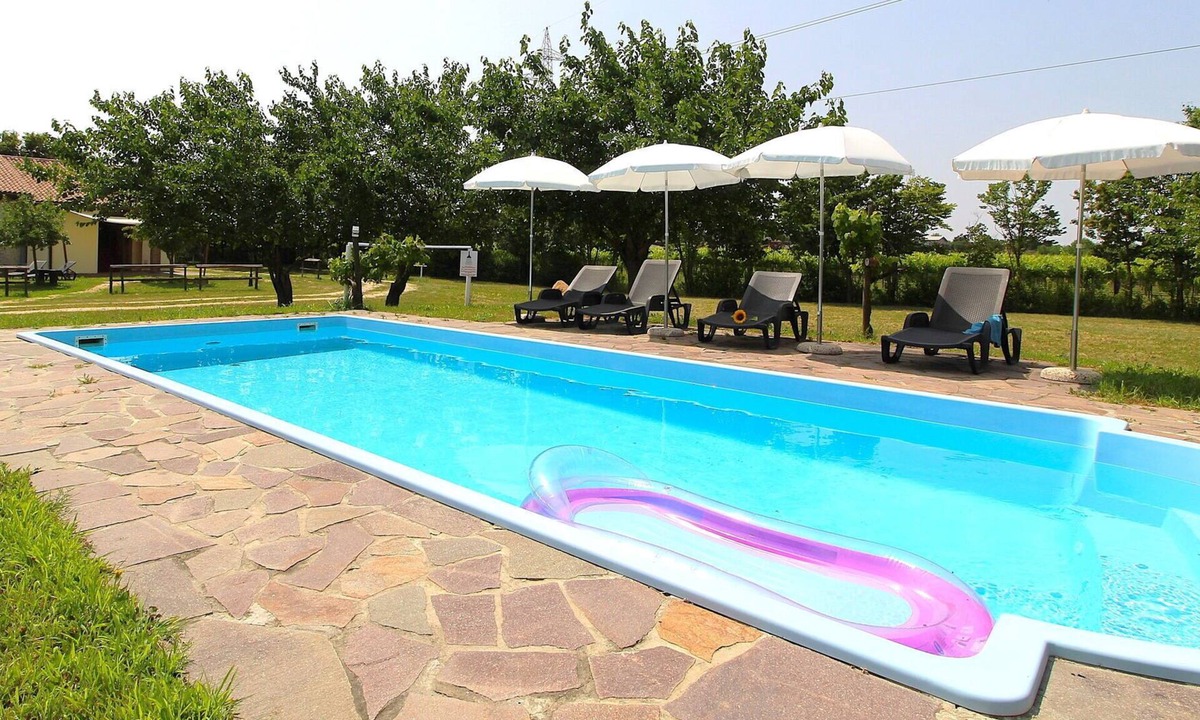 Silea House | Cosy apartment in villa for 4 people with WIFI, pool, A/C and patio
