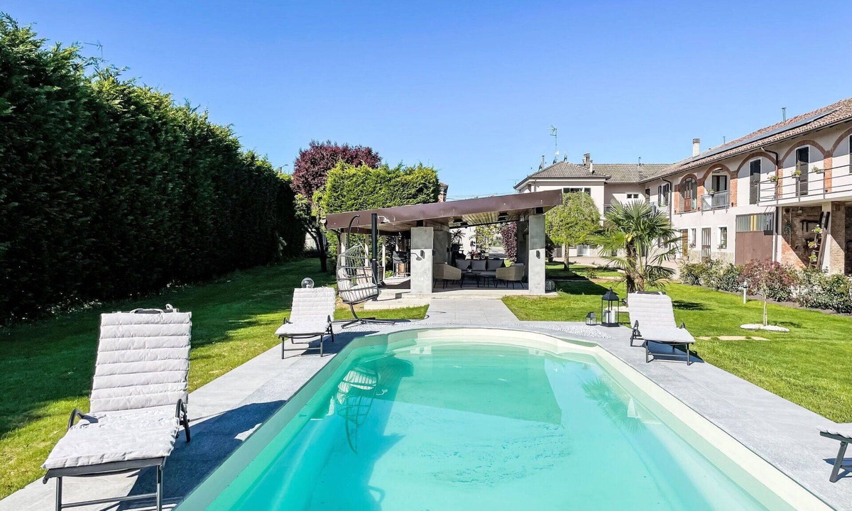 Castell'Alfero Apartment | Cosy apartment for 4 people with pool, WIFI, TV, patio and pets allowed