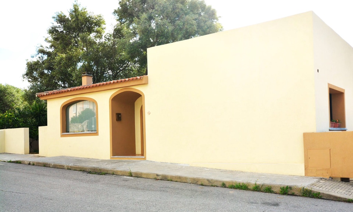 Arzachena House | Cottage The Olive Trees A, lovely studio with garden.