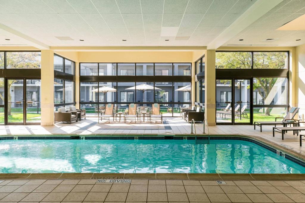 Naperville Hotel | Courtyard by Marriott Chicago Naperville