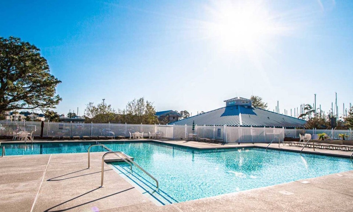 New Bern Apartment | Cozy 2BR on Neuse River w/Kitchen + Resort Perks