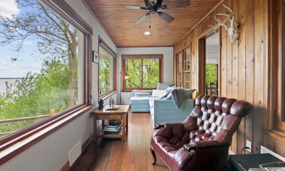 Lake Koshkonong Cottage | Cozy cottage with fireplace- just steps from golf course!