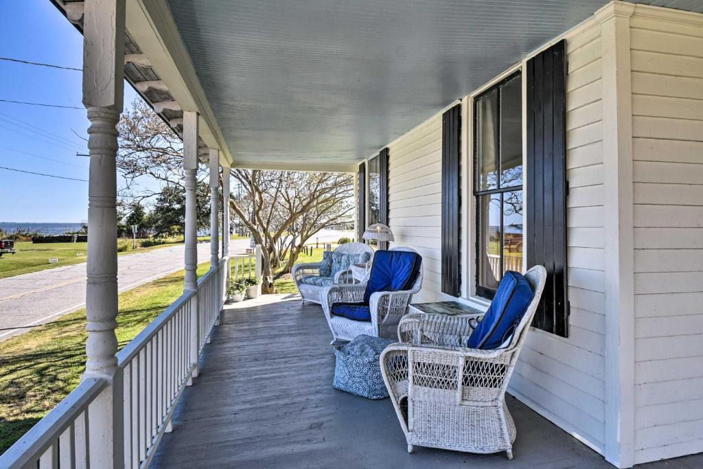 Currituck House | Cozy Currituck Home w/Fire Pit near Ferry!