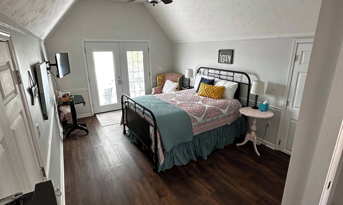 Kuttawa Apartment | Cozy loft within walking distance of Hu’Bs. Beautiful lake view!