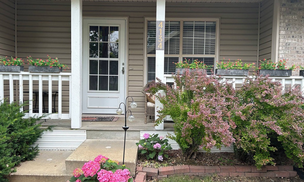 Cedar Rapids Condo | Cozy & Quaint 2 bedroom condo in nice NE Cedar Rapids with AC, WiFi