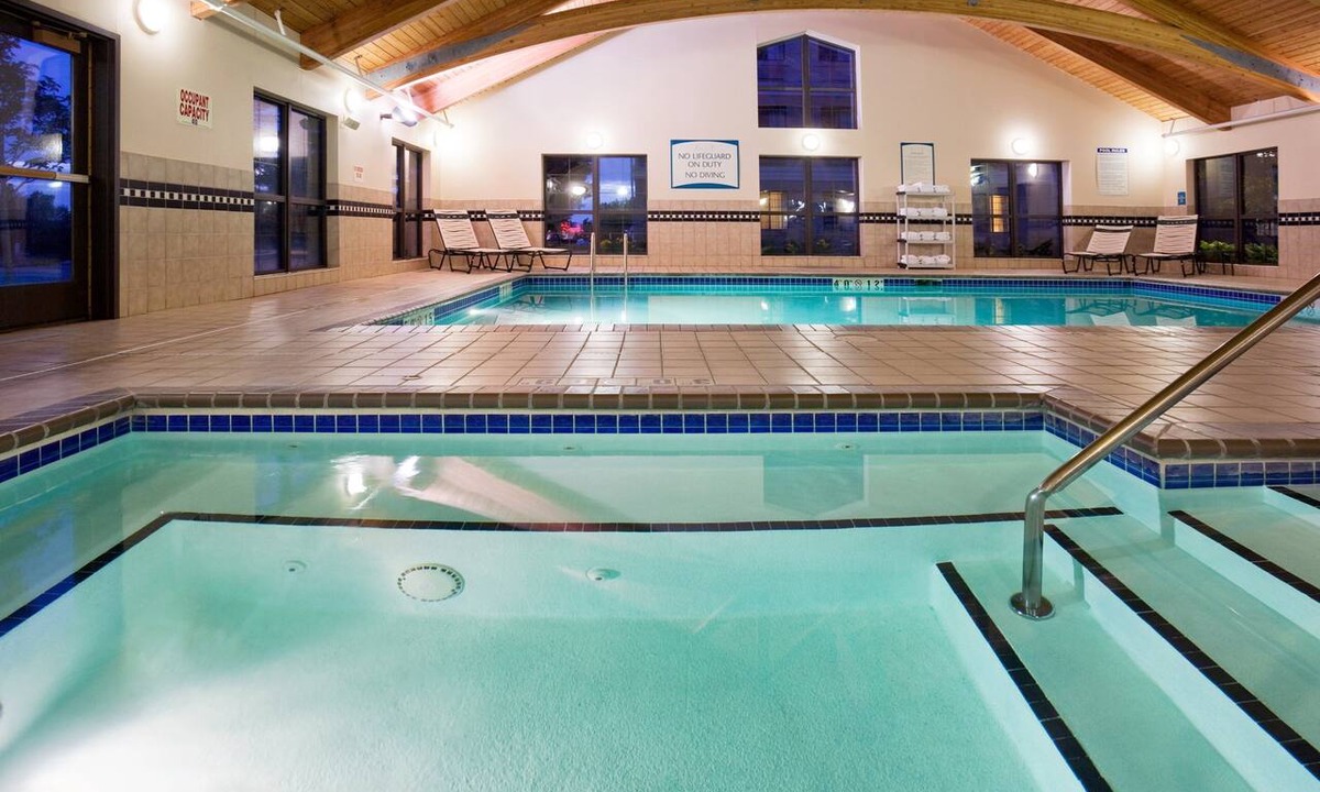Eagan Condo | Cozy Suite in Eagan | Free Wifi, Parking & Gym!
