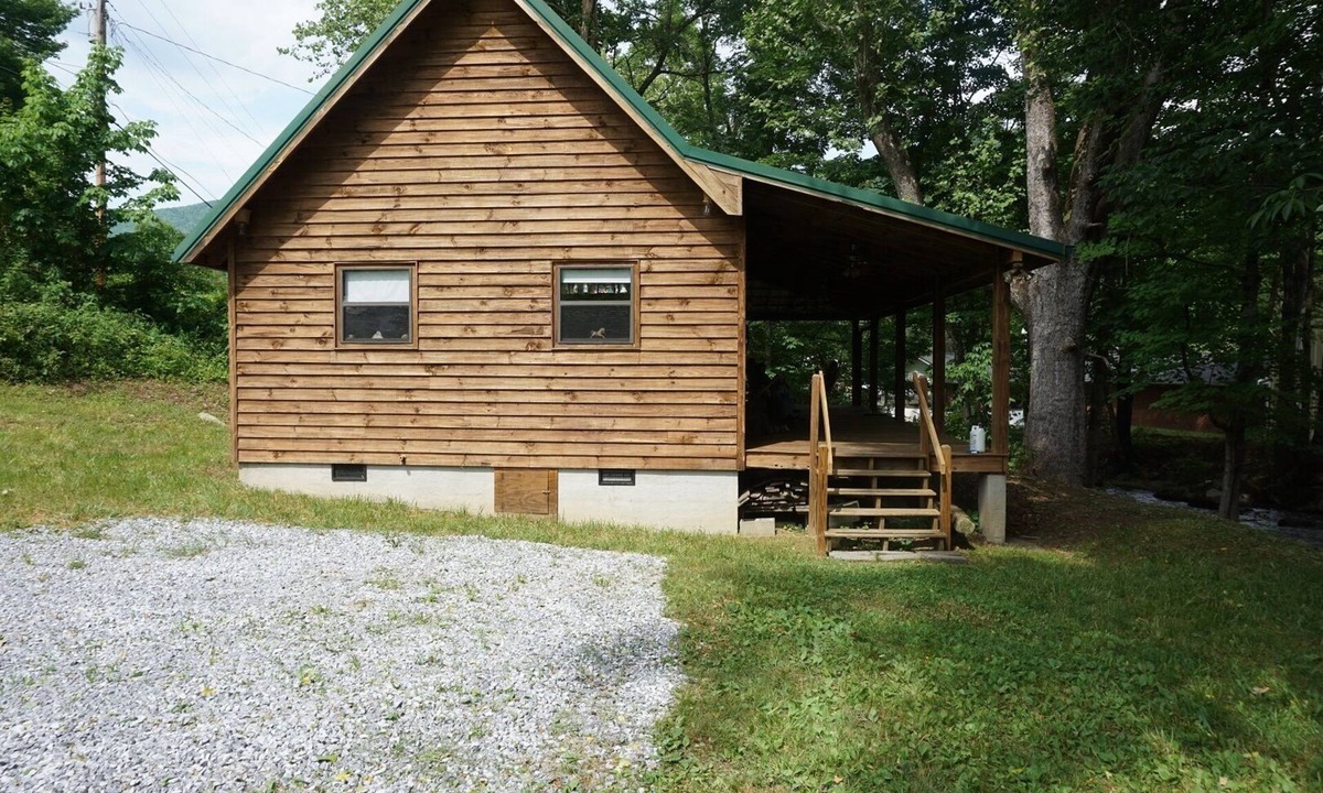 Hampton Cabin | Creekside Cabin, high speed wifi, T Mobile and Verizon only phones work.