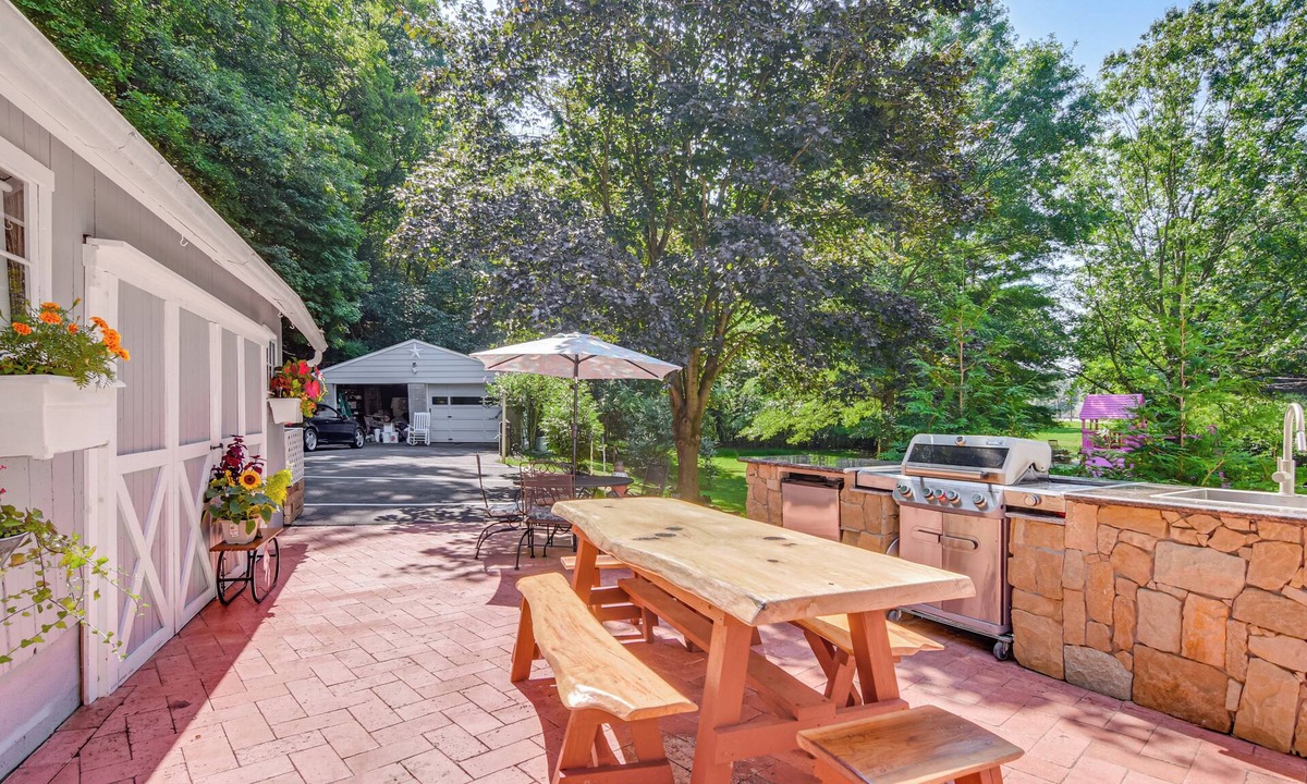 Milford Apartment | Creekside Milford Studio w/Gas Grill + Mtn Views!