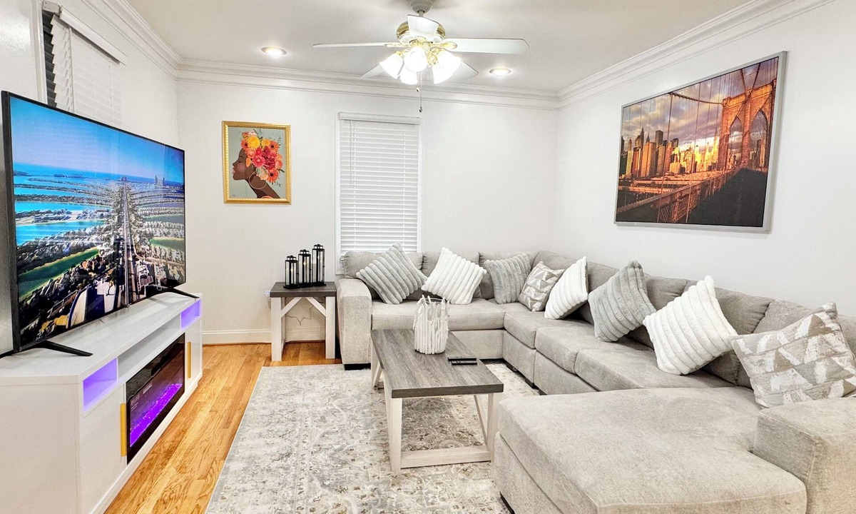 Douglas Park House | DC Getaway: Cozy 4BR Oasis by Metro & Airports