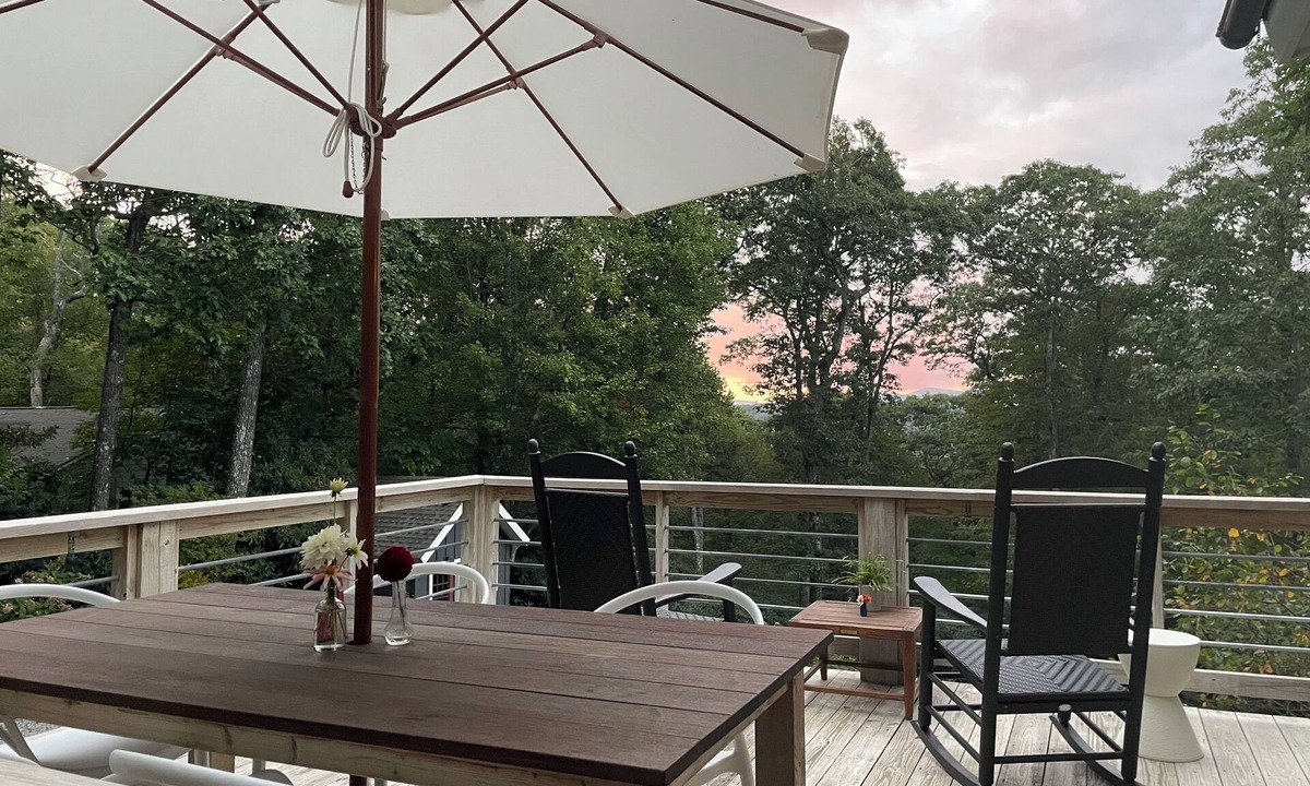Highlands Cottage | Deluxe King Studio · In Town Highlands · Mountain View· Fireplace · Fiber WiFi