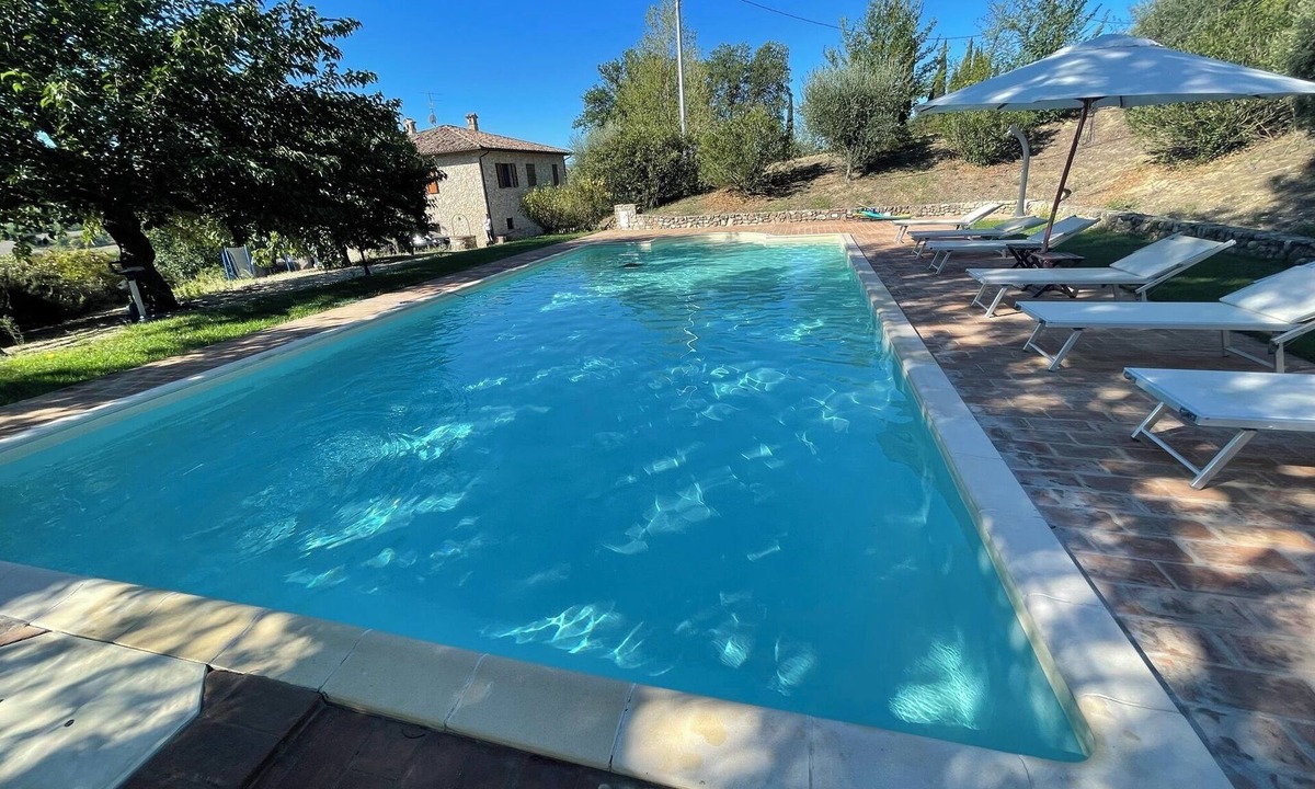 Loreto Villa | Detached villa - sleeps 10 - pool - pergola - playground for children - wifi
