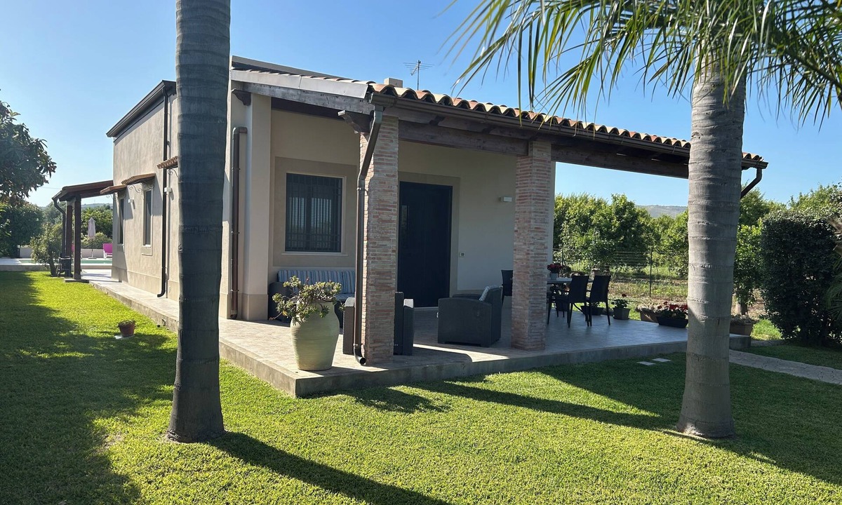 Avola Villa | Detached villa with swimming pool a stone's throw from the sea between Avola and lido di Noto.