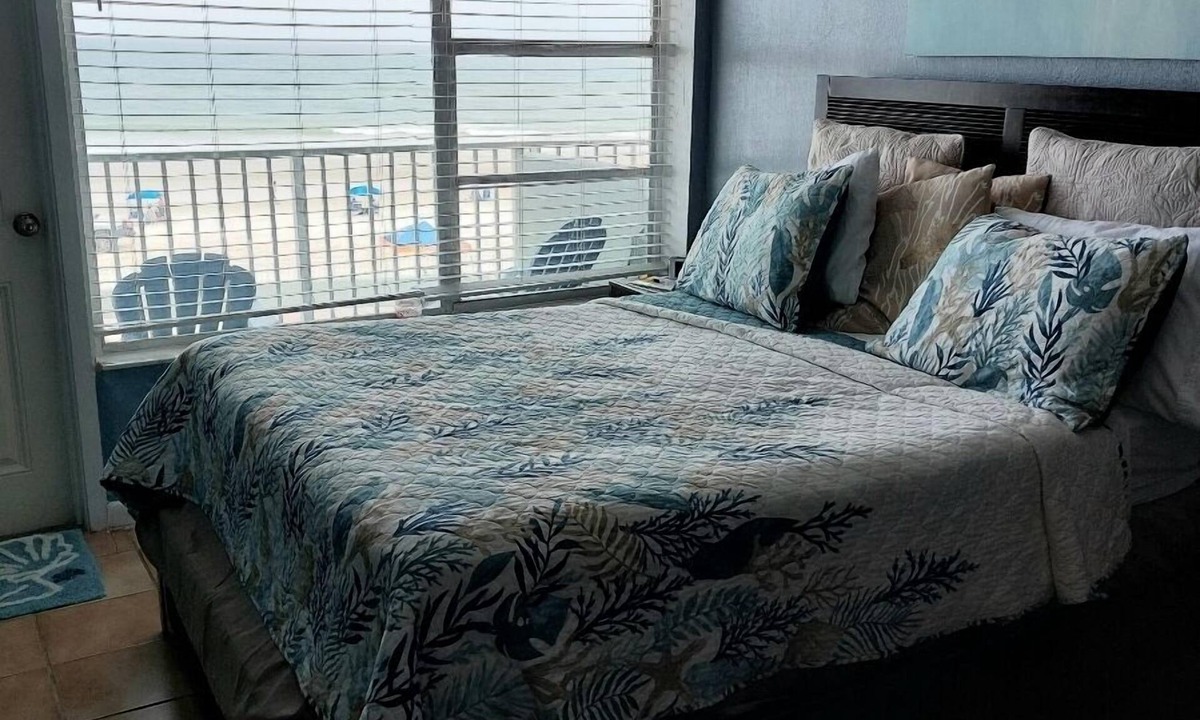 East Daytona Condo | DIRECT OCEAN FRONT Awesome view Sleeps up to 4. BEAUTIFUL