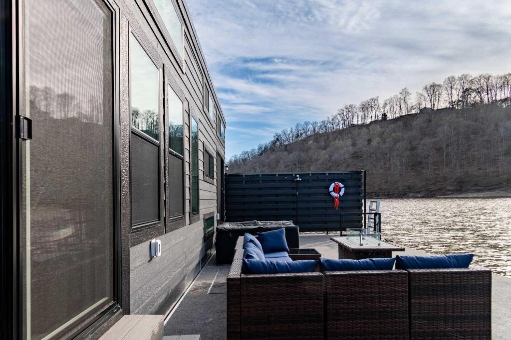 Nancy House | Dock Holiday - A Unique Floating House on Lake Cumberland