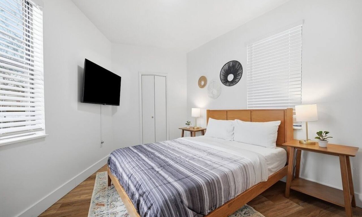 South Hills Apartment | Dormont/Pittsburgh 1B Stylish and Modern 1 Bedroom Apartment With Free Parking