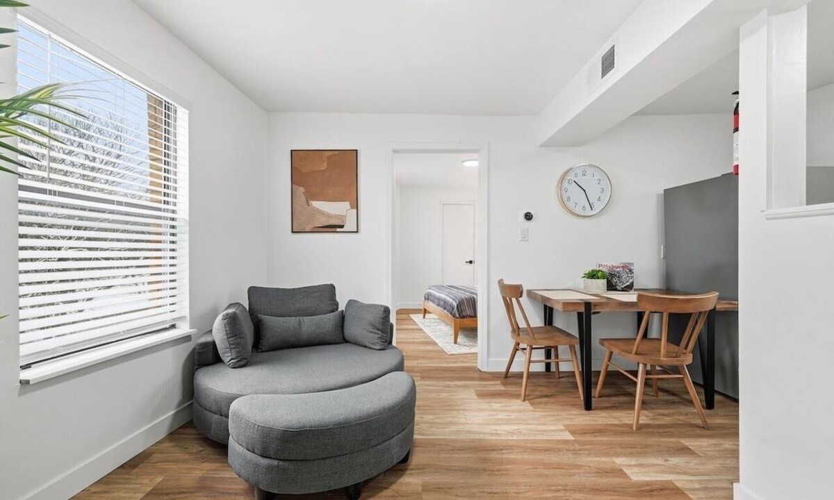 South Hills Apartment | Dormont Pittsburgh 2 Modern and Bright 1Bedroom Apartment With Free Parking
