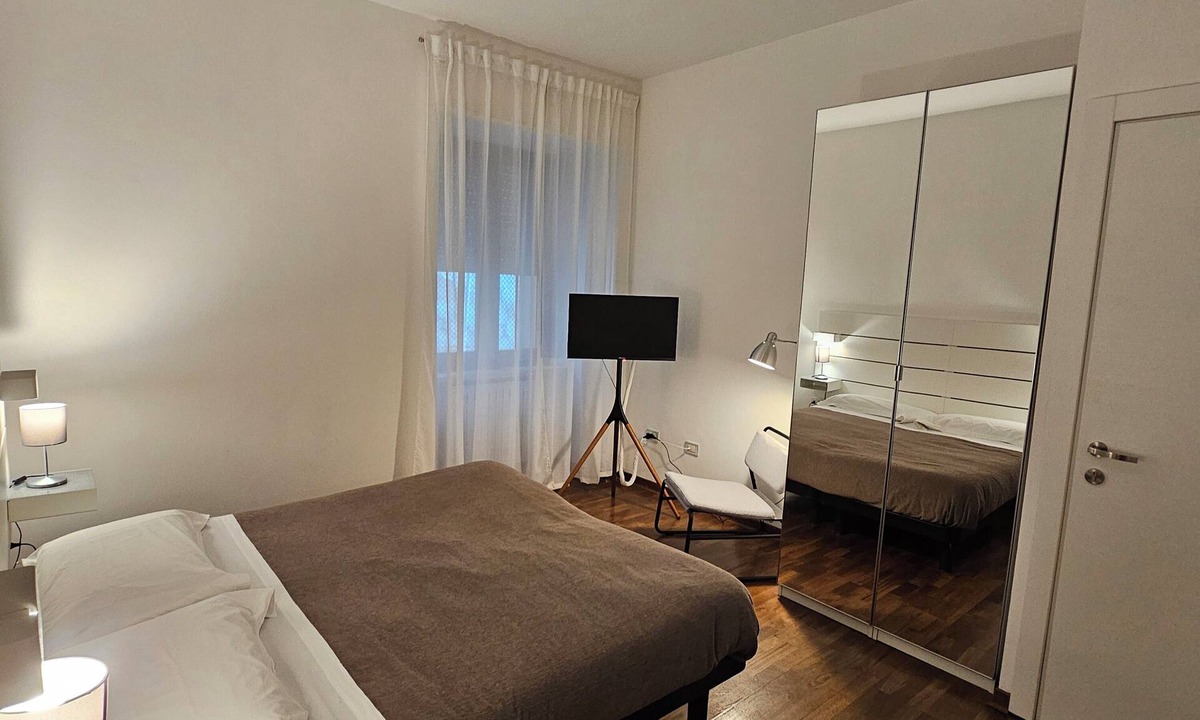 Potenza House | Double or Twin - Private Bathroom Inside and Private Parking in Loco