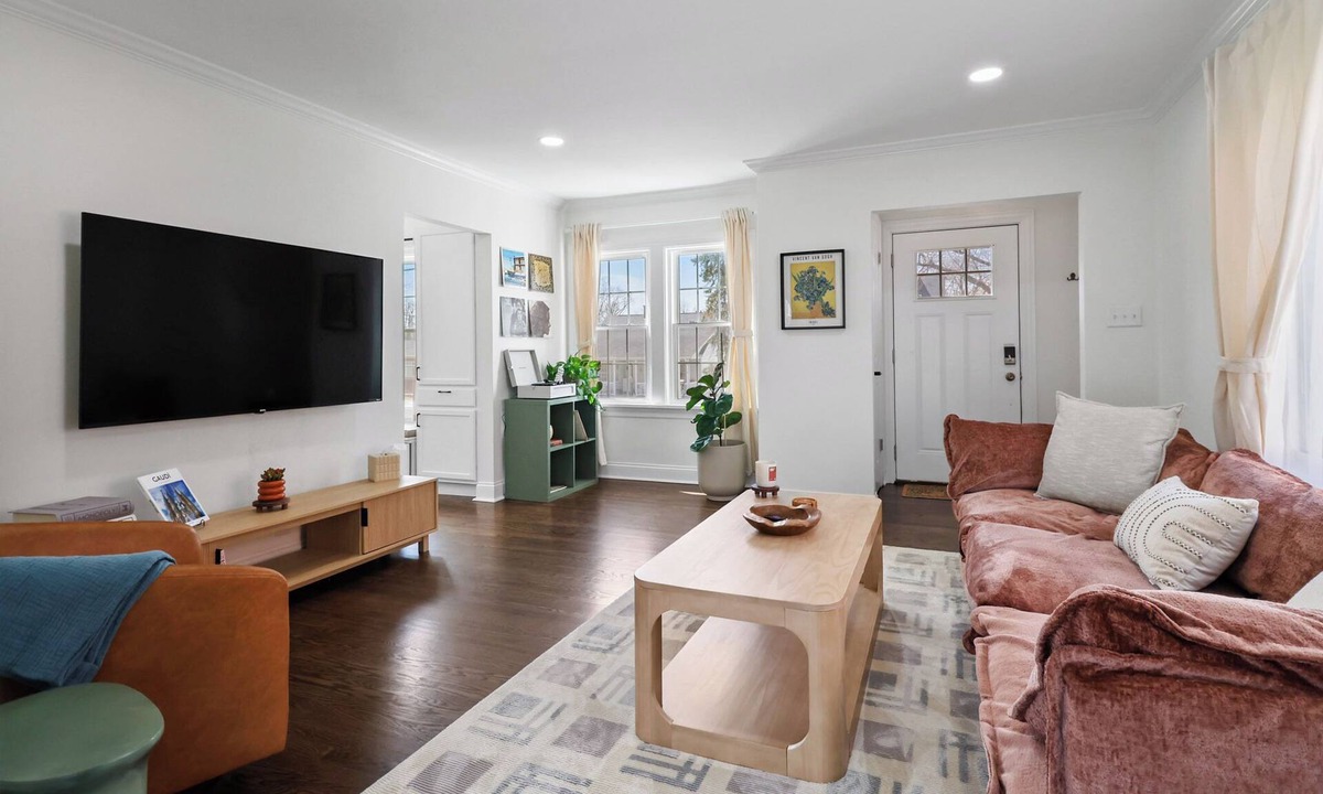 Valparaiso House | Downtown 2 BR Cottage w/King Bed