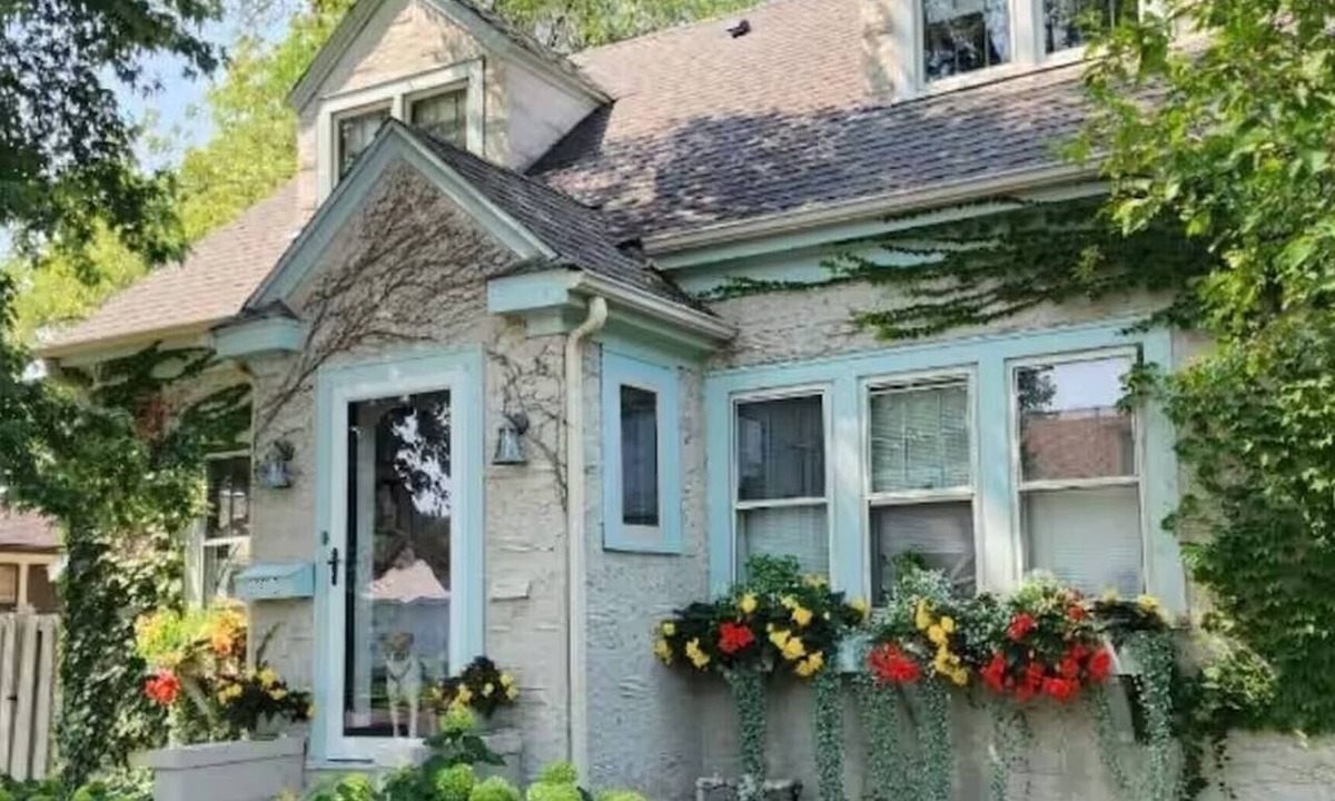 La Crosse House | Downtown Boho Home w/Office, Yoga Studio,King Bed